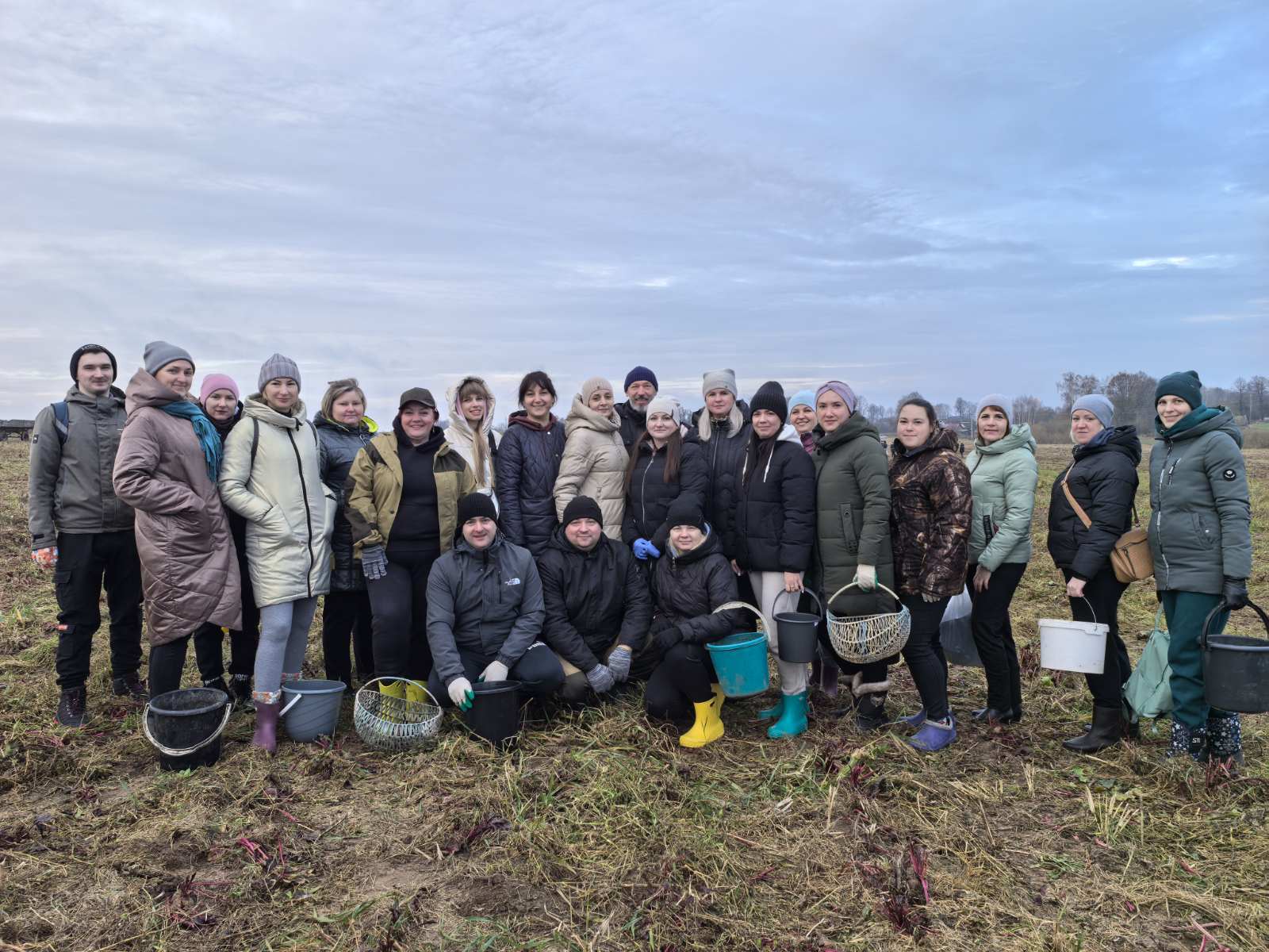 В сборе урожая помогают госслужащие