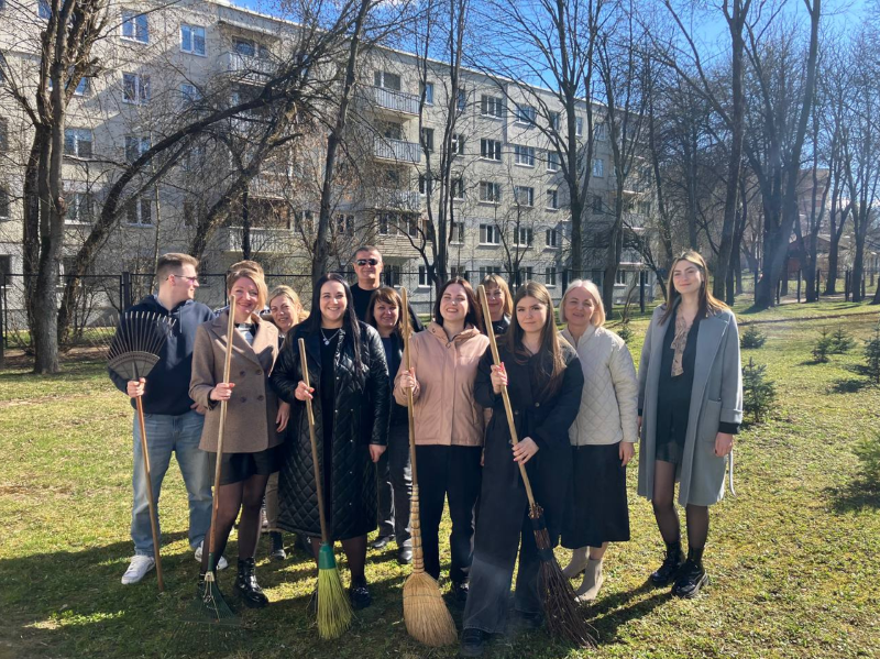 Сотрудники инспекции МНС по Первомайскому району г. Минска приняли участие в работе по благоустройству территории