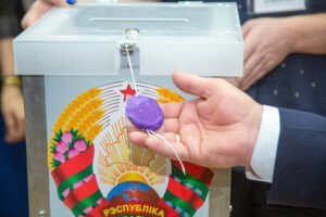 Наблюдатели: уже с первых часов досрочного голосования люди активно приходят на участки