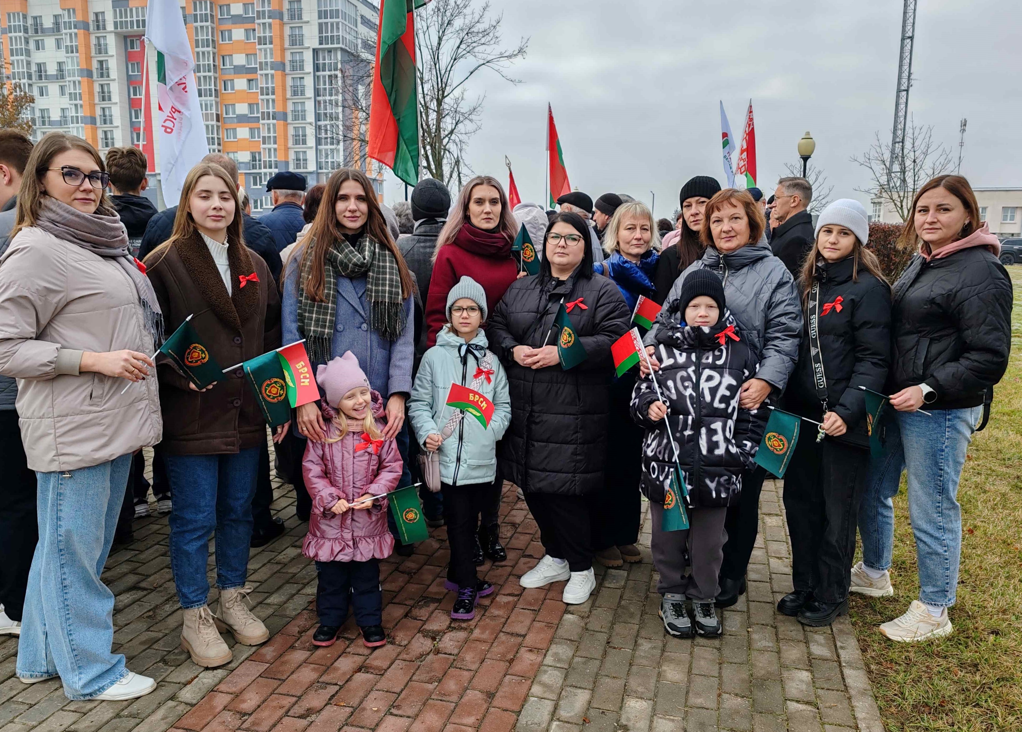 День Октябрьской революции в Речице объединил разные поколения