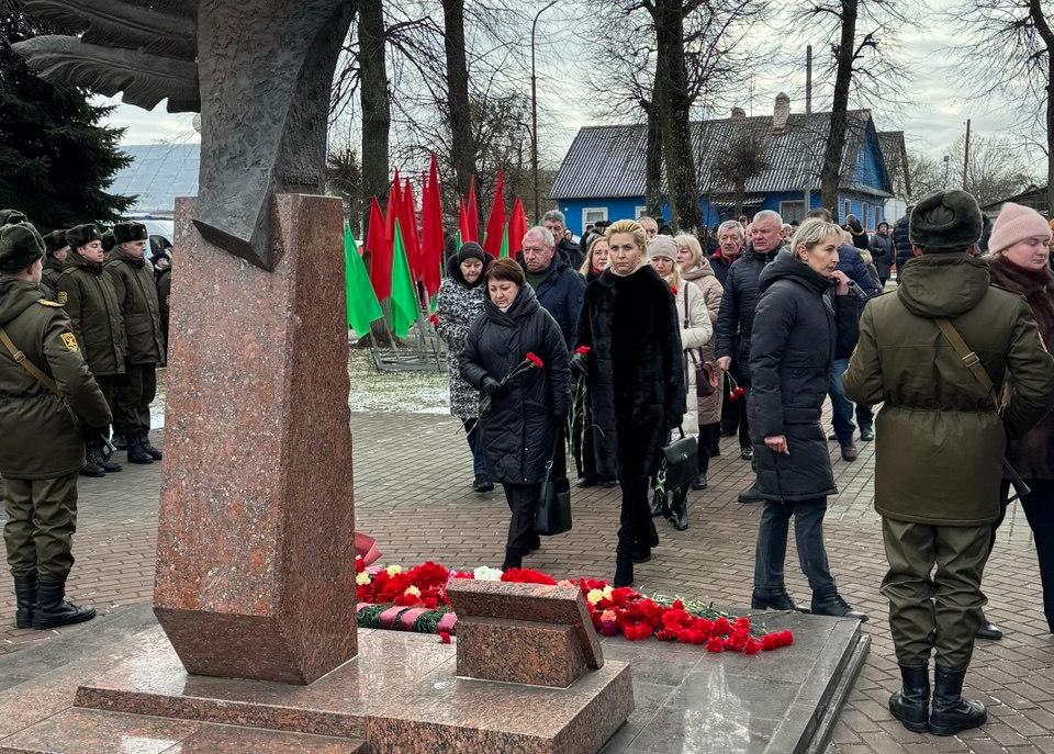 Представители ИМНС по Слонимскому району почтили память воинов-интернационалистов