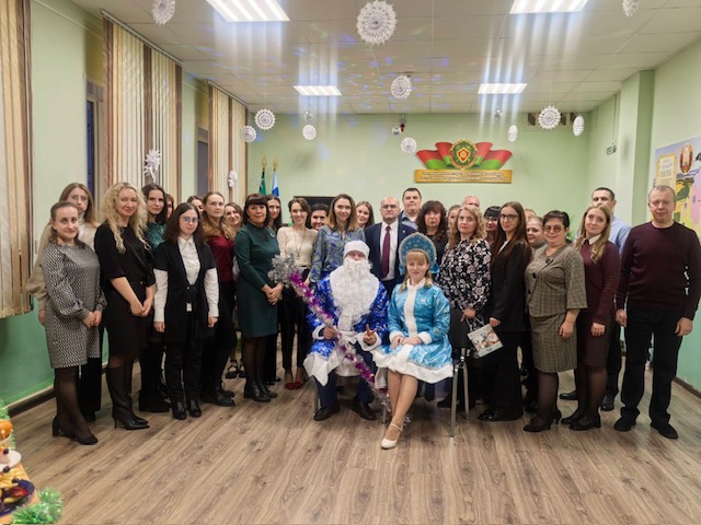 У інспекцыю Міністэрства па падатках і зборах Рэспублікі Беларусь па Калінкавіцкім райёне прыбылі Дзед Мароз са Снягуркай