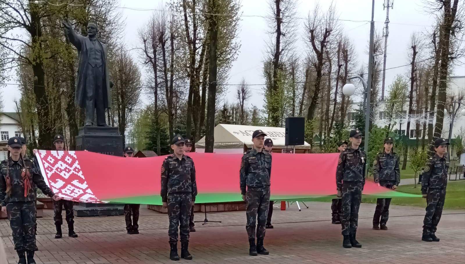 Символы гордости и единства: сотрудники ИМНС по Островецкому району отметили День Государственного флага, герба и гимна