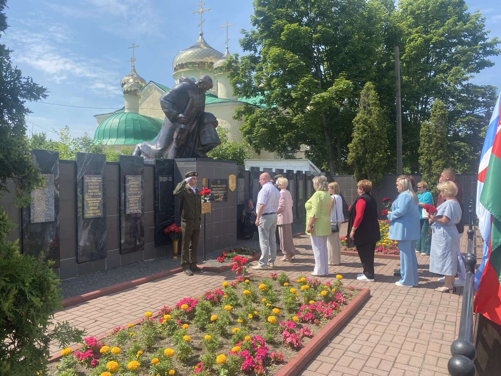 Прадстаўнікі інспекцыі Мiнiстэрства па падатках i зборах па Калiнкавiцкiм раёне ўшанавалі памяць аб загінуўшых у Вялікай Айчыннай вайне