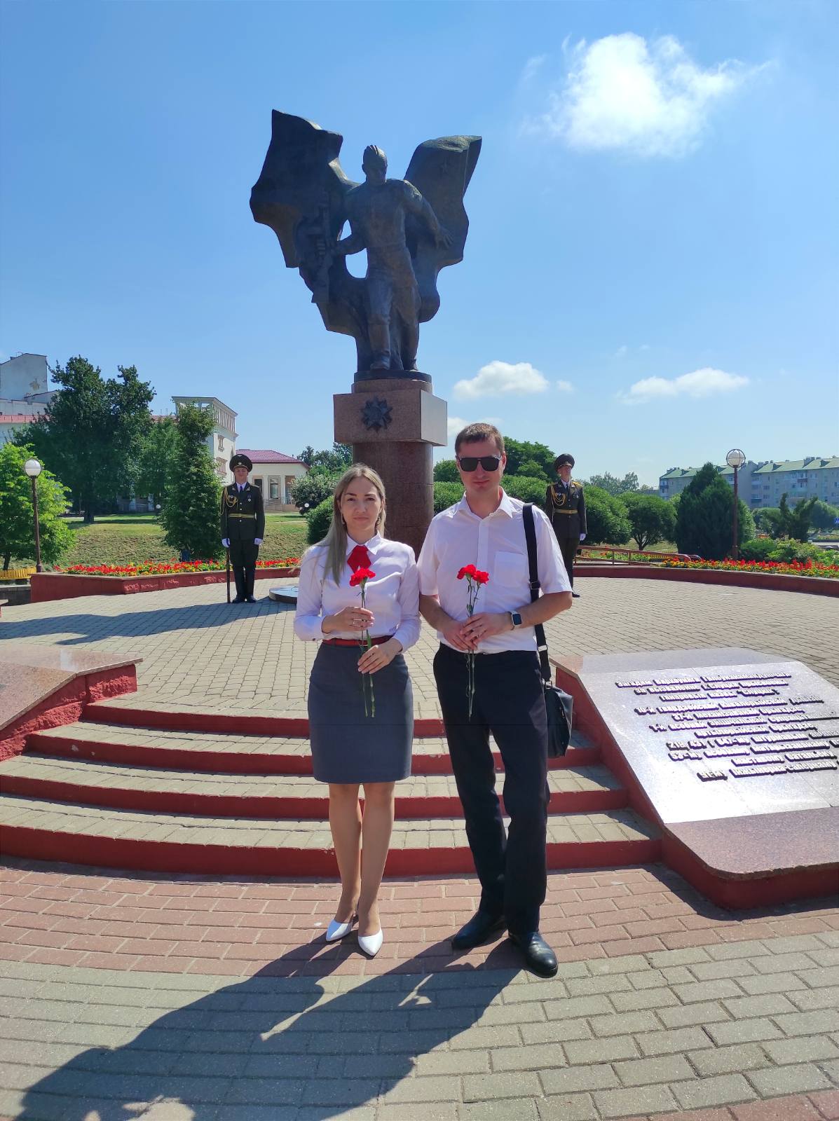 Воинам-освободителям г.Слуцка возложили цветы работники ИМНС по Слуцкому району