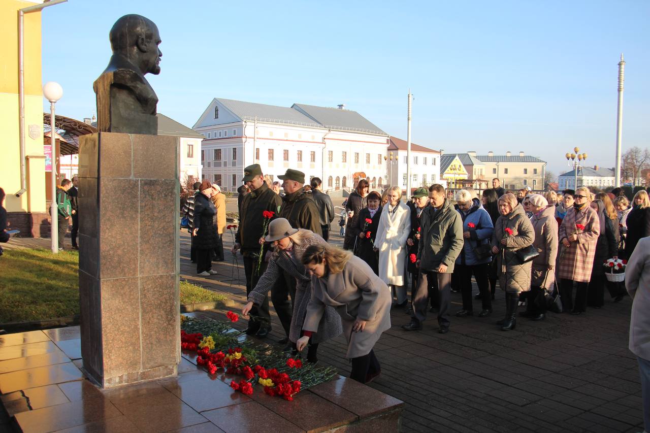 Участие в торжественном возложении цветов к памятнику В.И. Ленину