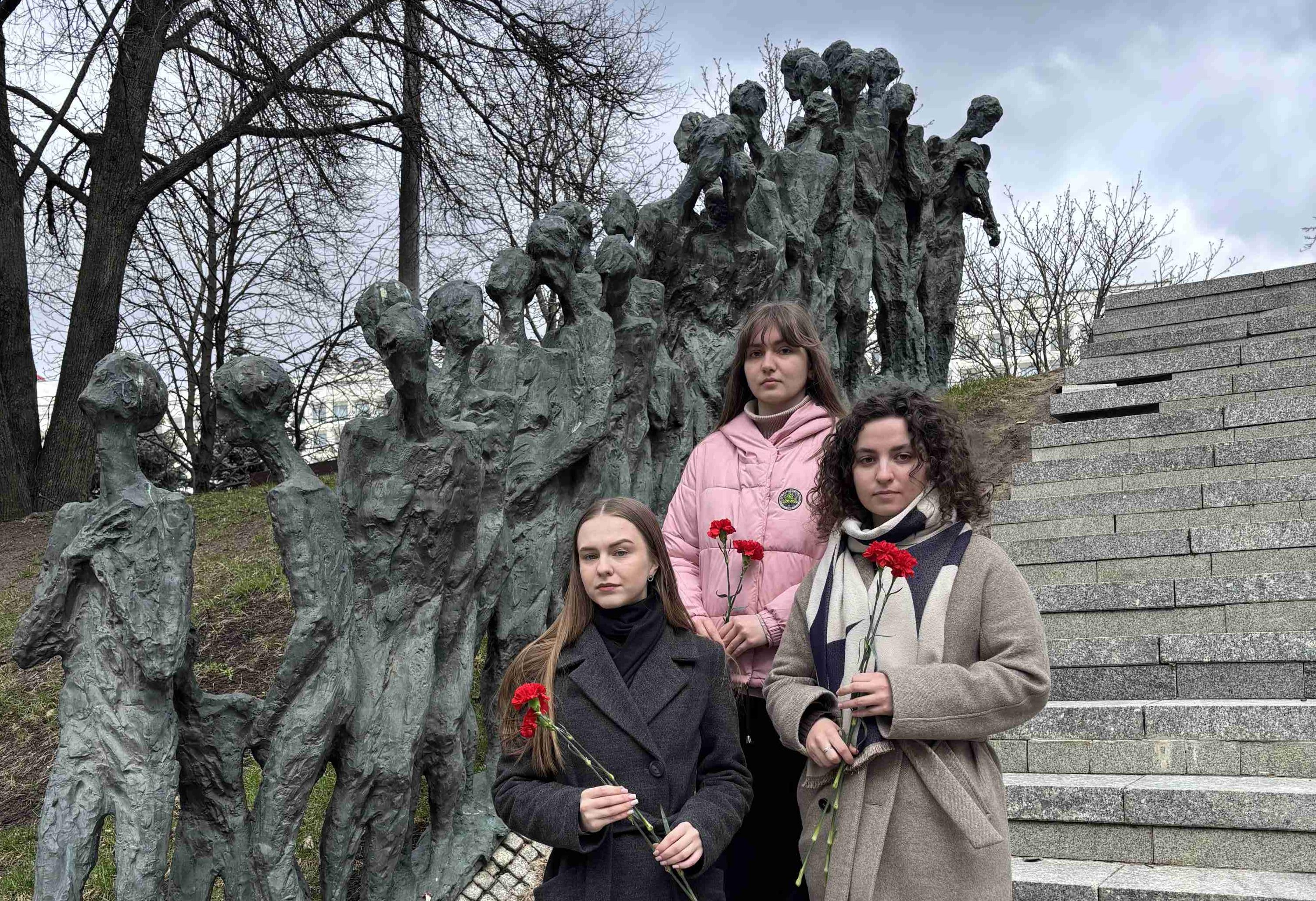 Сотрудники инспекции МНС по Центральному району г. Минска возложили цветы к Мемориалу жертвам гитлеровского геноцида «Яма»