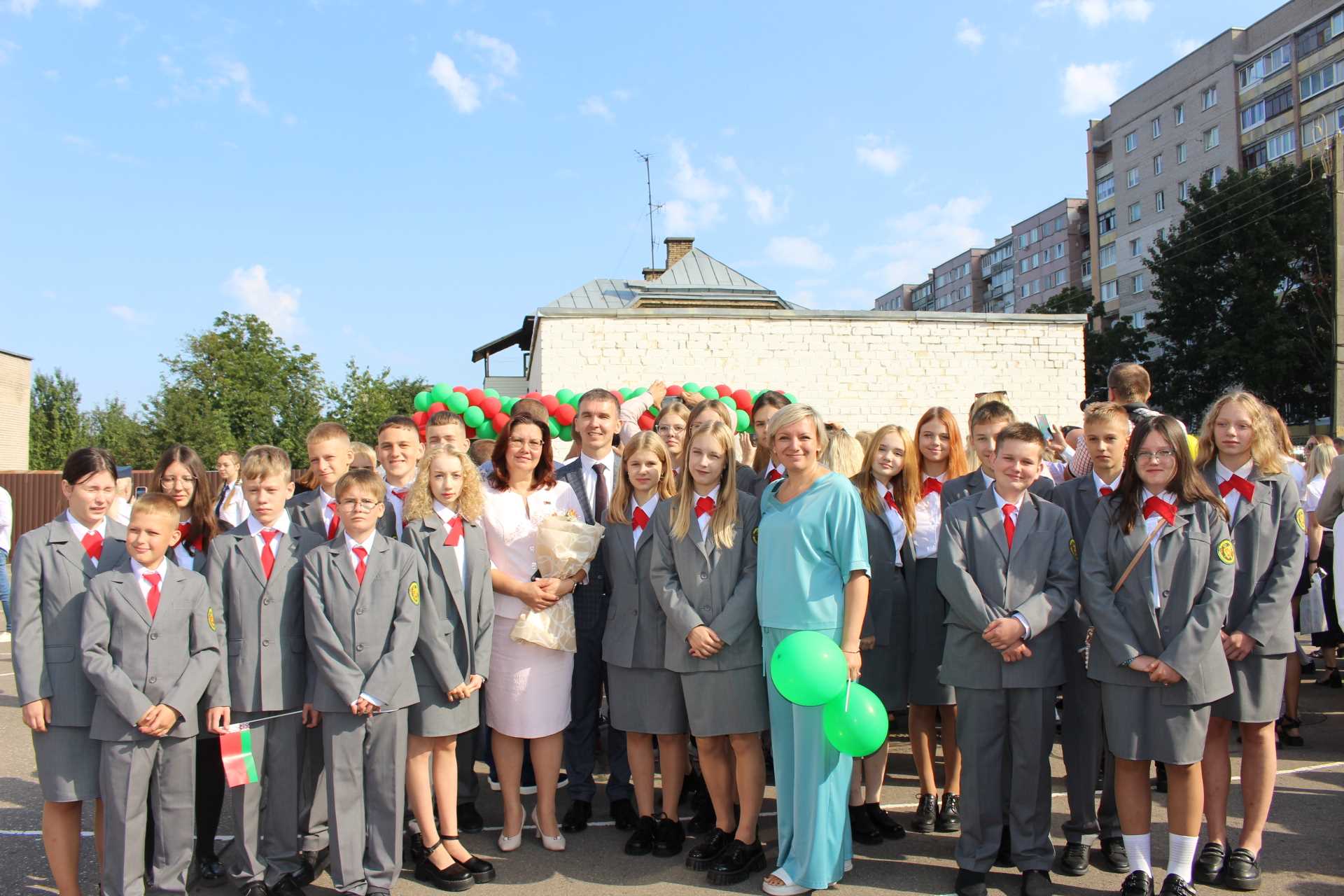 Торжественная линейка в учреждении образования  «Средняя школа № 13 имени В.Т.Цабо г. Гродно» 