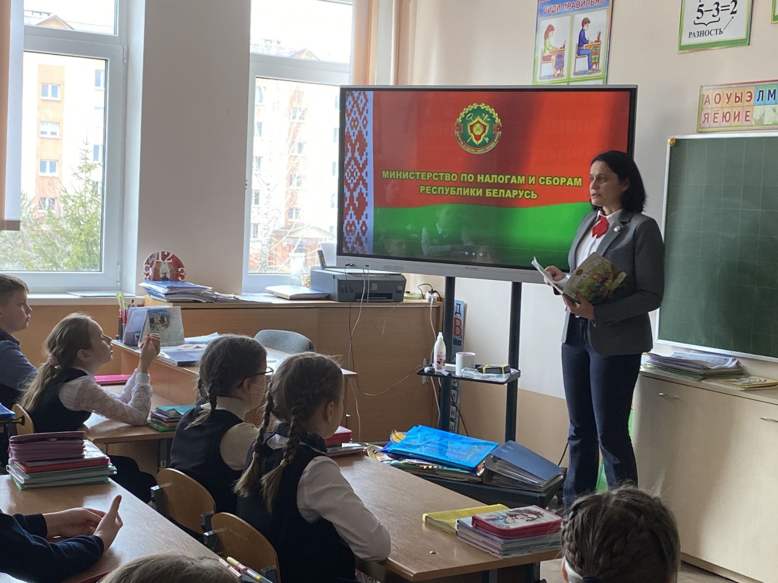 Уроки налоговой грамотности провели в ГУО «Средняя школа №13 г.Слуцка»