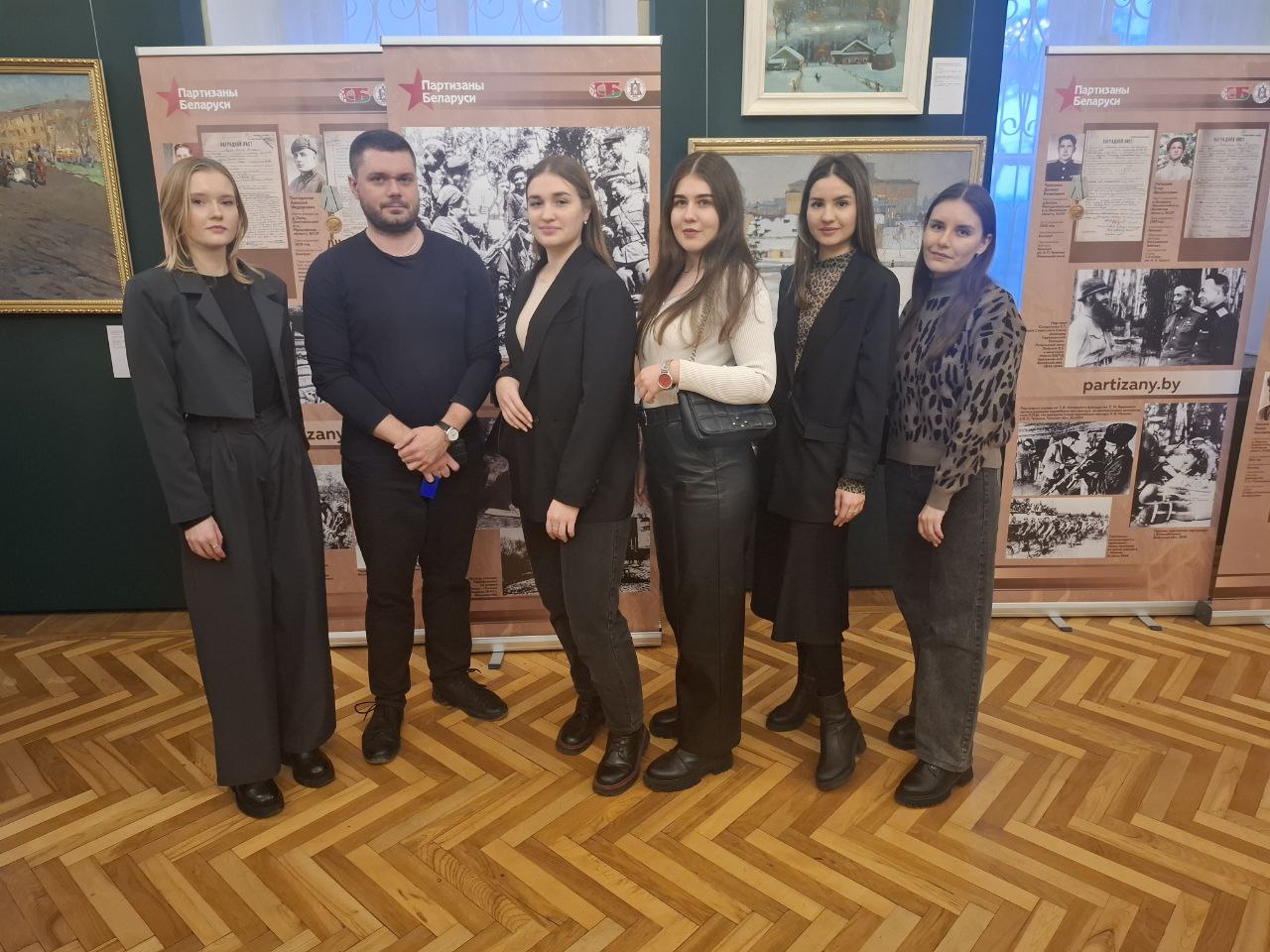 Члены ПО ОО «БРСМ» ИМНС по Октябрьскому району г. Гродно посетили выставку «Подвиги и судьбы партизан в документах»