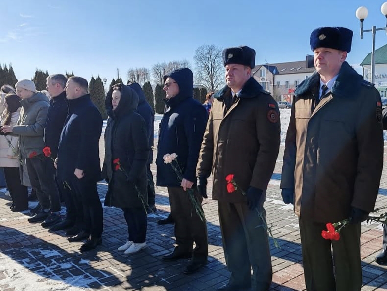 Островчане поклонились павшим в Великую Отечественную войну и возложили цветы к подножию памятника советским воинам и партизанам.