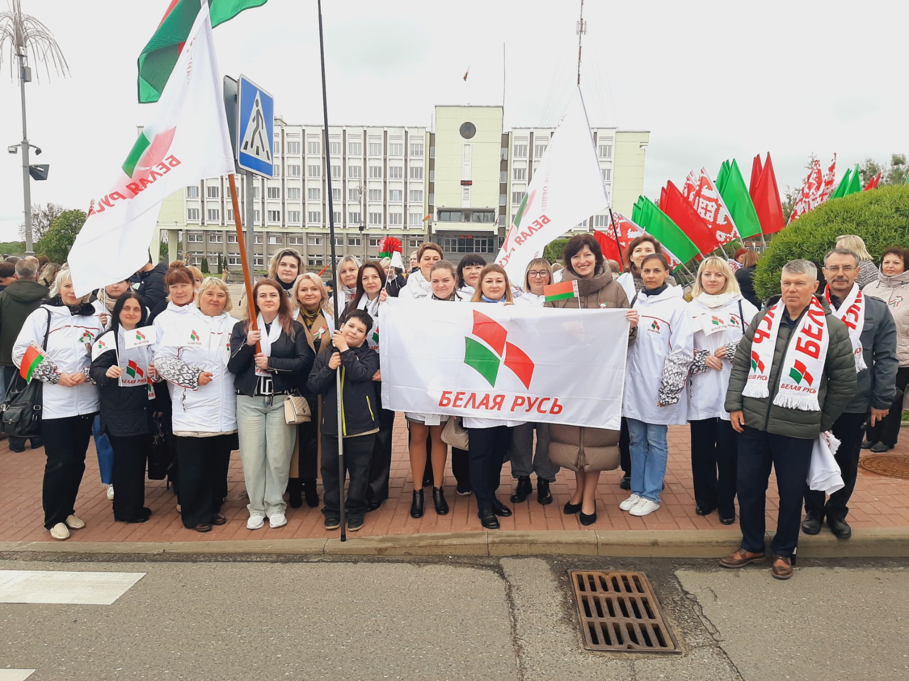 Сотрудники ИМНС по Слонимскому району приняли участие в праздновании Дня государственных символов Беларуси на центральной площади города