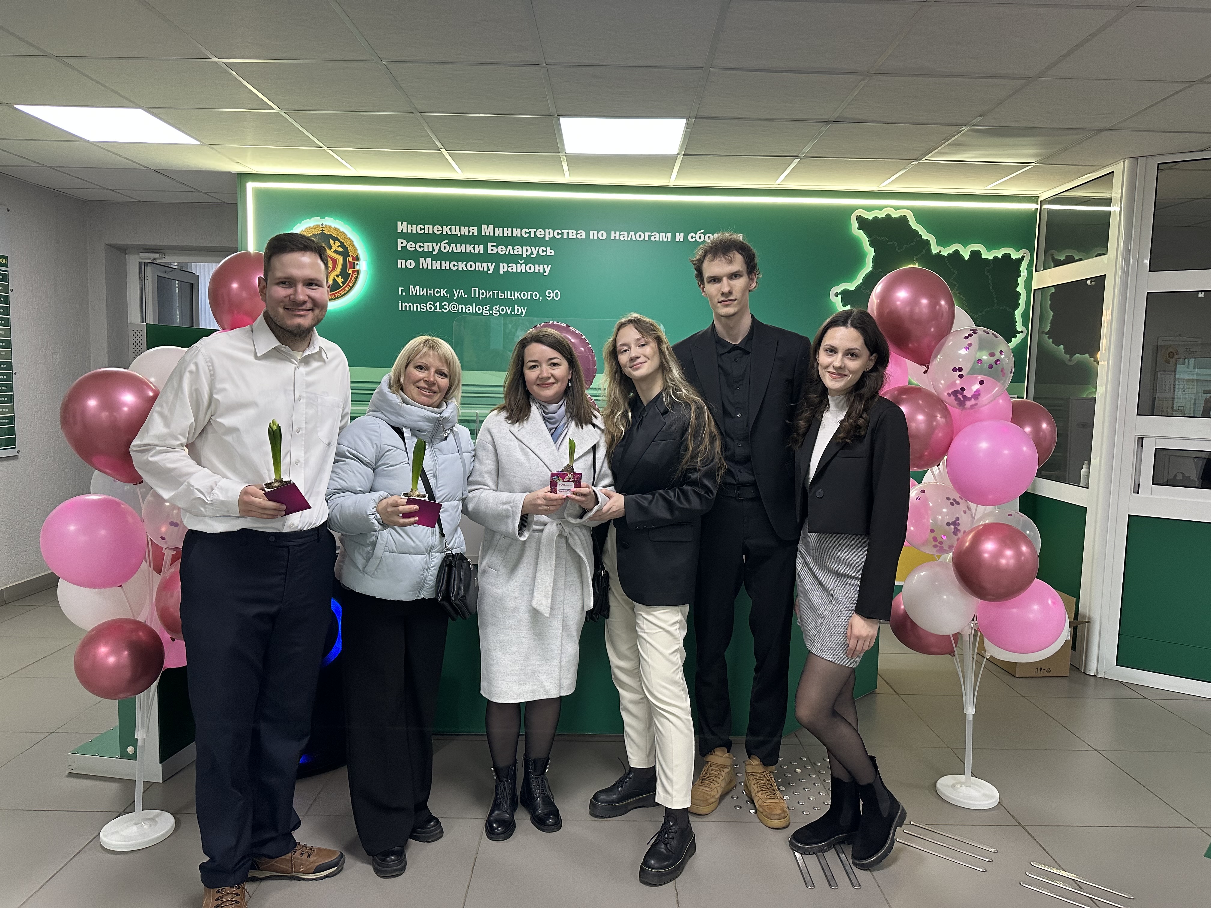В ИМНС по Минскому району поздравили женскую половину инспекции с 8 Марта