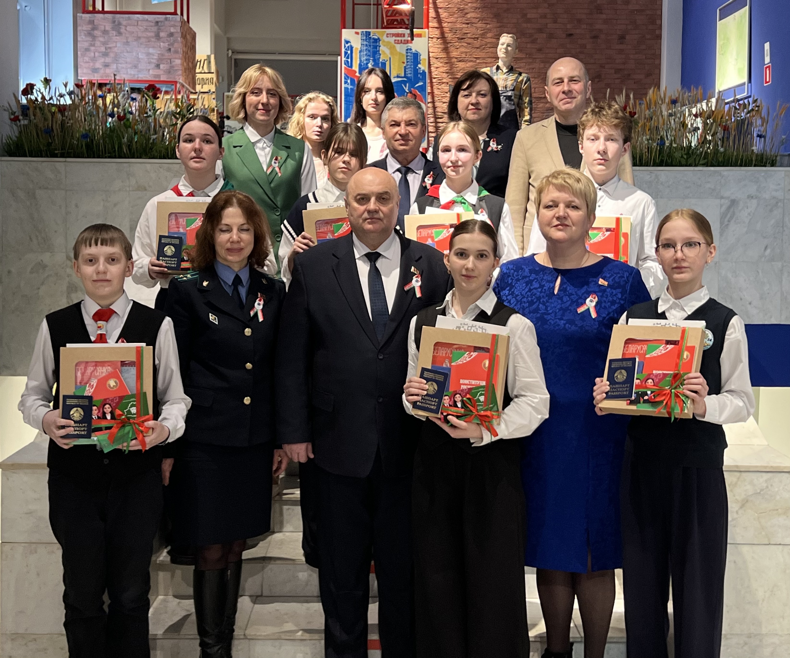 Начальник ИМНС по г. Новополоцку Ольга Фадеева вручила юным новополочанам паспорта