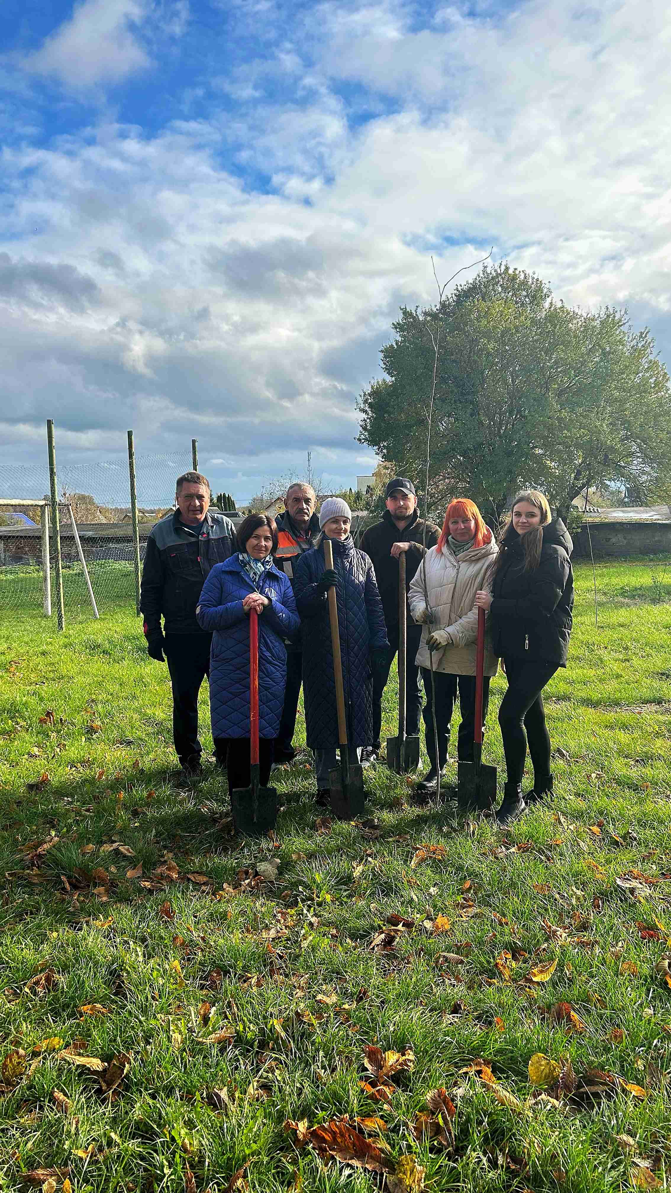 Сотрудники ИМНС озеленили улицу в Слониме 