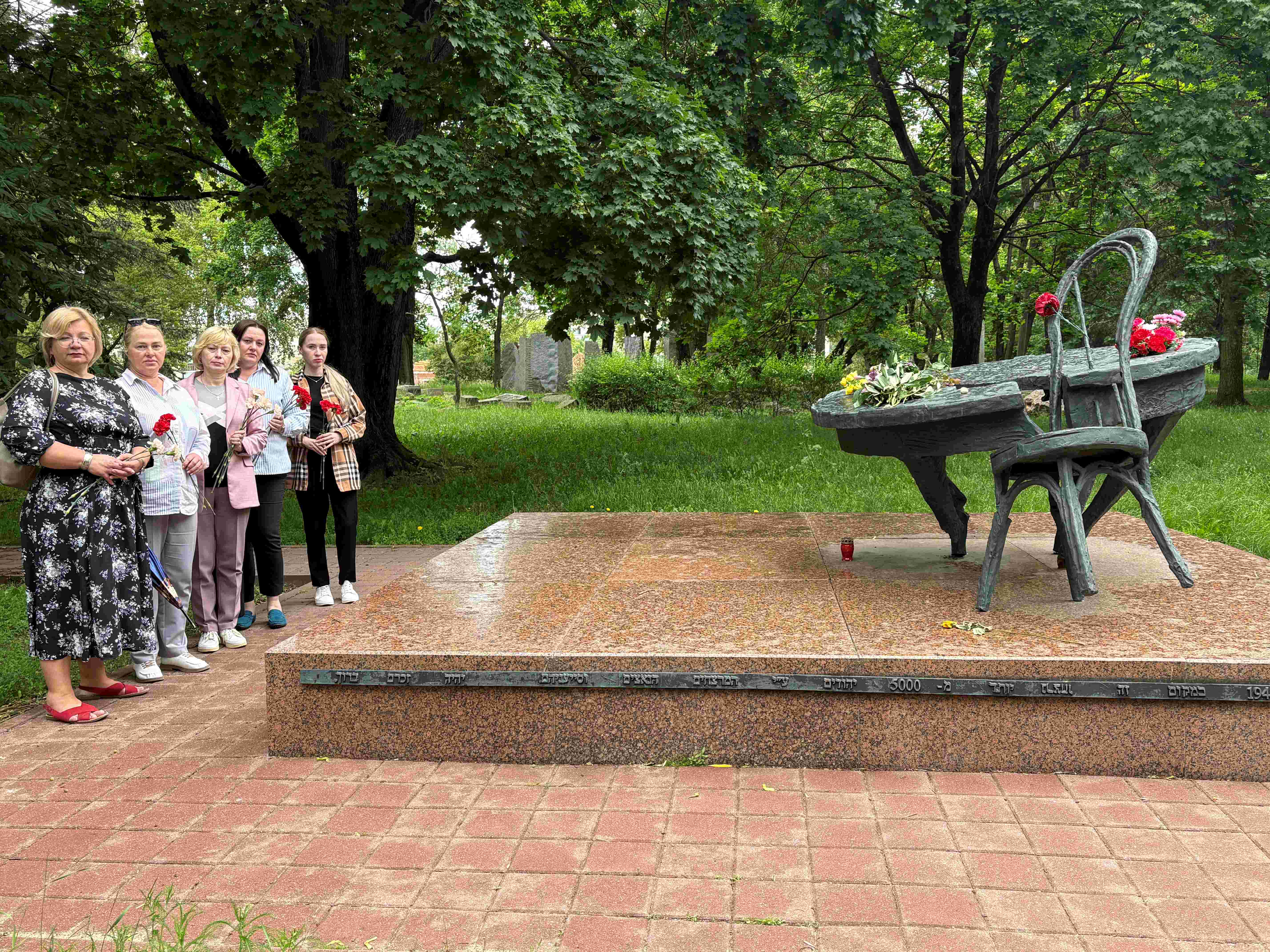 Возложение цветов к памятнику «Разбитый очаг» 