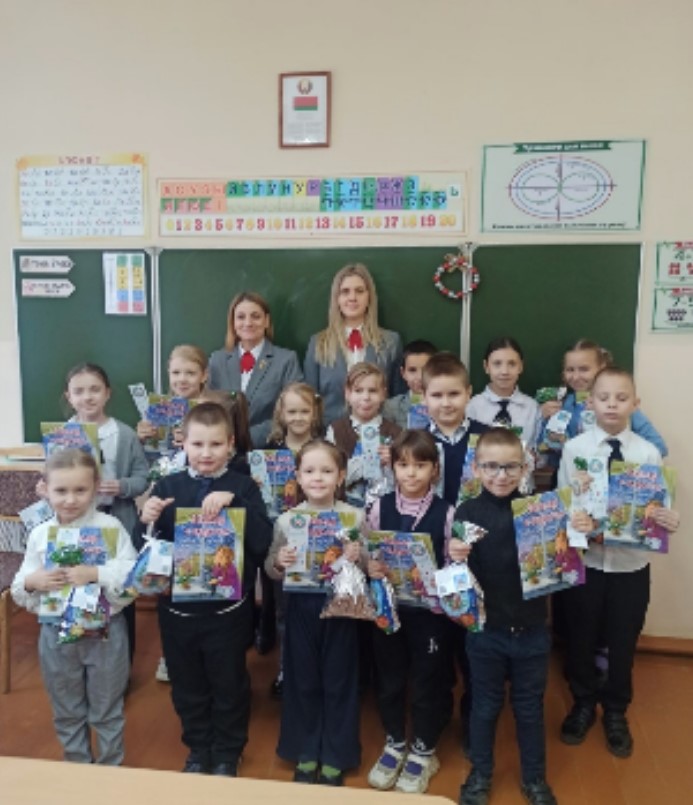 Урок налоговой грамотности и подарки для библиотеки: новогодний визит налоговых инспекторов в школу Жлобинского района