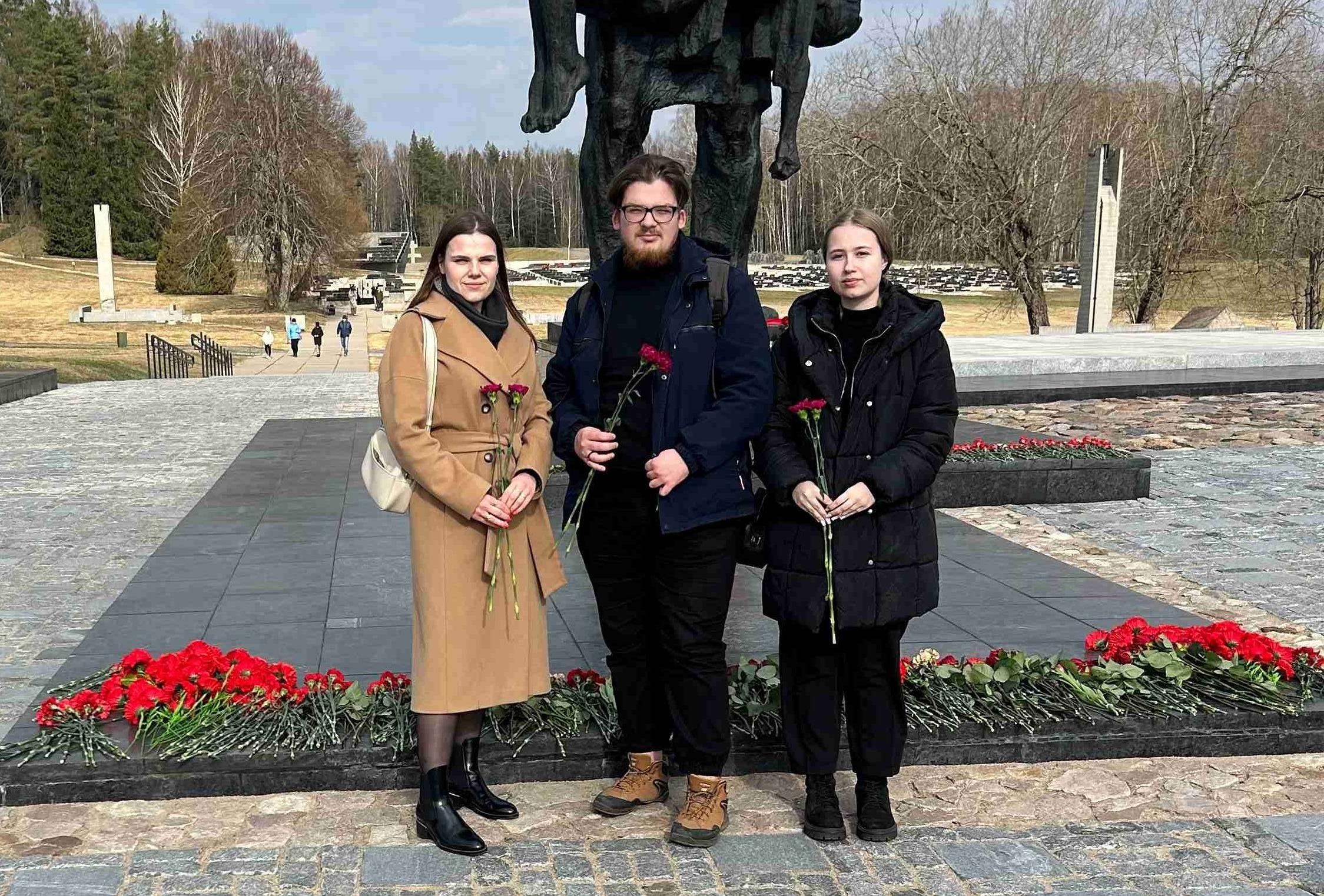 Сотрудники ИМНС по Минскому району возложили цветы к мемориальному комплексу «Хатынь»