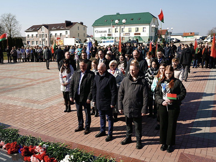 Звон Хатыни звучал на митинге в память о сожжённой деревне