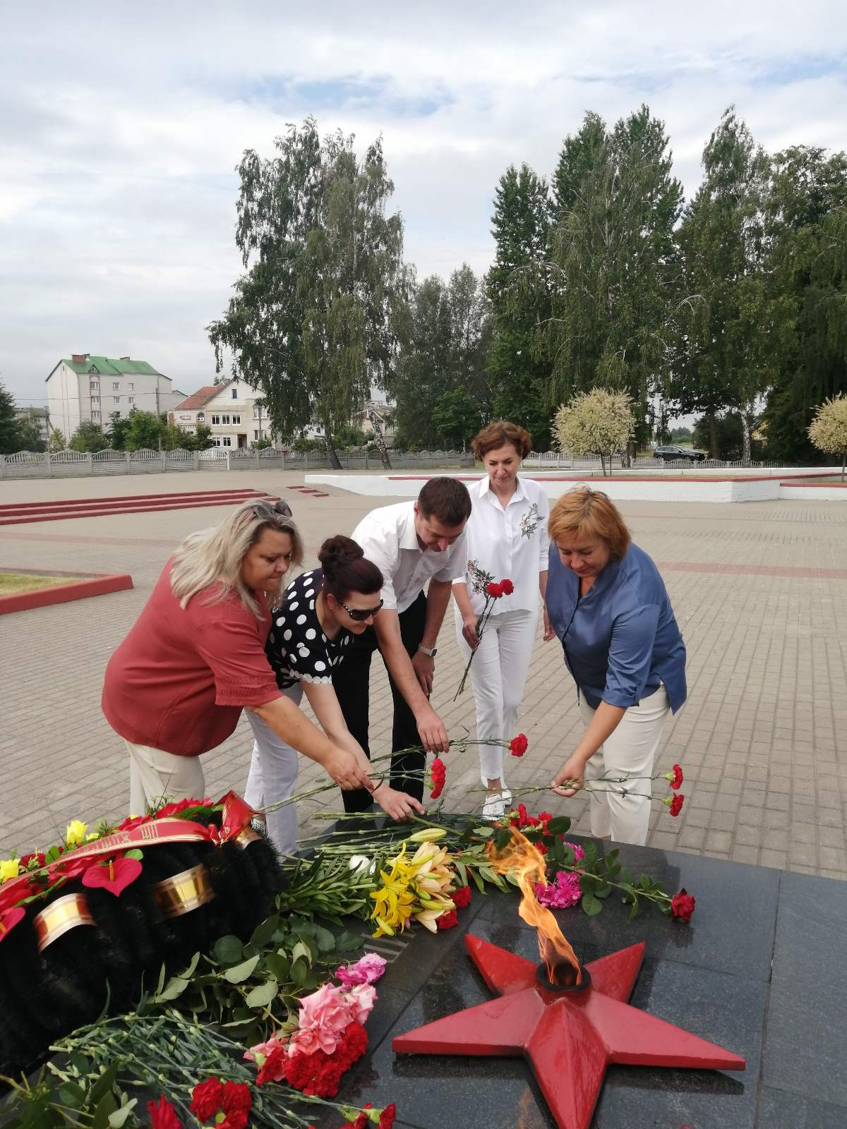 Слуцкий район принял участие в Возложении цветов у мемориала воинам - Победителям