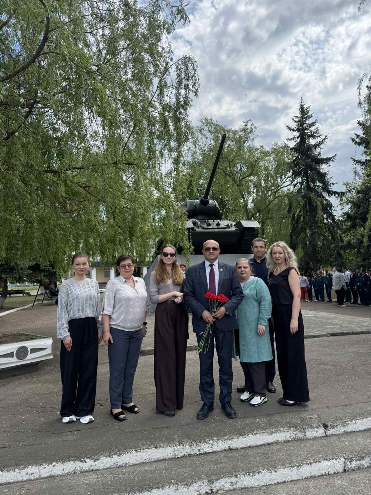 Минута молчания и цветы к братской могиле: коллектив ИМНС по Калинковичскому району принял участие в мини-митинге