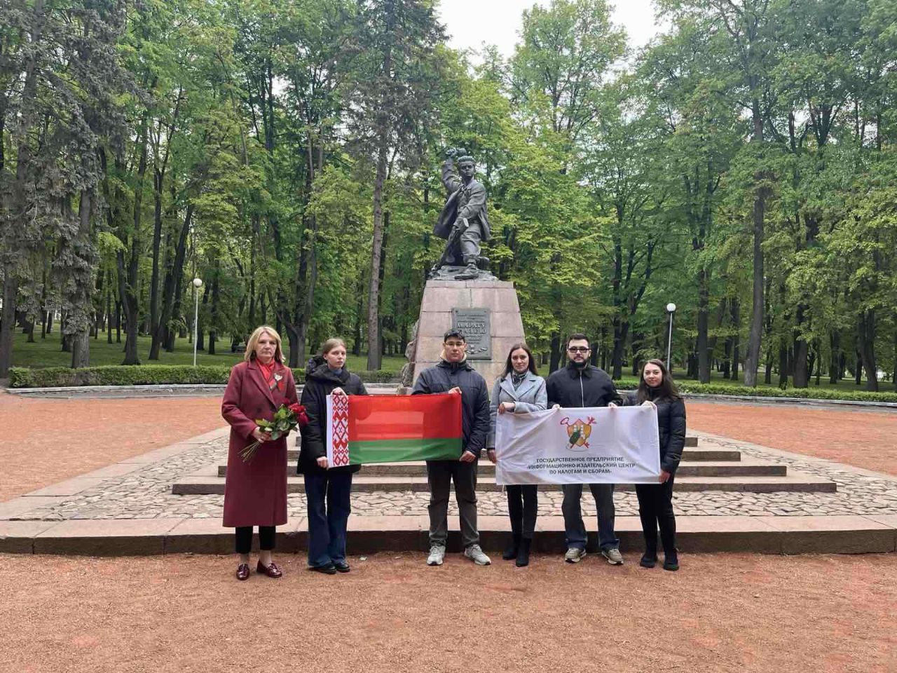 РУП «Информационно-издательский центр по налогам и сборам» возложил цветы к памятнику Марату Казею