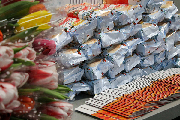 В ИМНС по г. Бобруйску мужчины поздравили женщин с наступающим 8 Марта