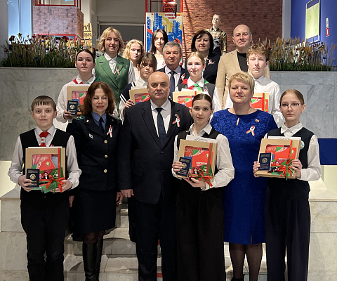 Начальник ИМНС по г. Новополоцку Ольга Фадеева вручила юным новополочанам паспорта